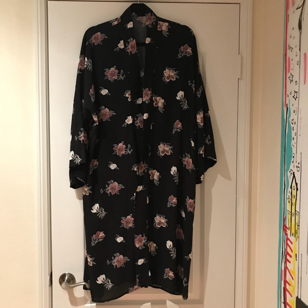 Japanese Kimono- NWT size M NWT black with roses